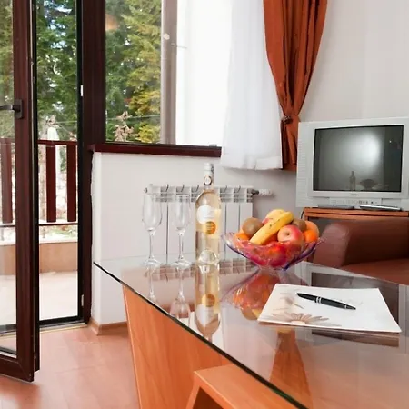 Flora Daisy Aparthotel 3*